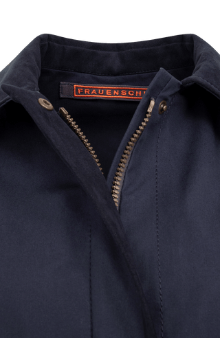 Detailansicht der Jacke aus Bio-Baumwolle, Modell 612608 RiaMulti-ODC in der Farbe Midnight (1630), gerade geschnitten, wasser- und windabweisend.