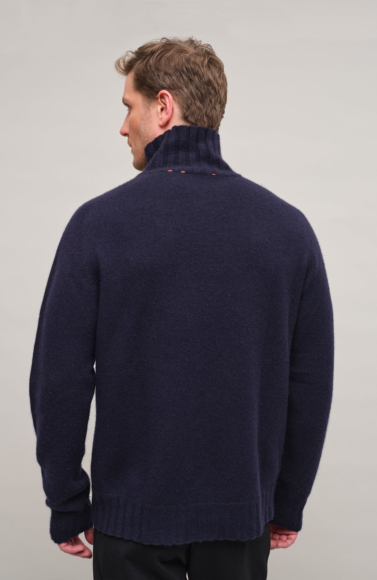 Kaschmir Rollkragenpullover Herren Aiden-WS 086549 in Dunkelblau (Farbe 1630 midnight) – Rueckansicht am Model