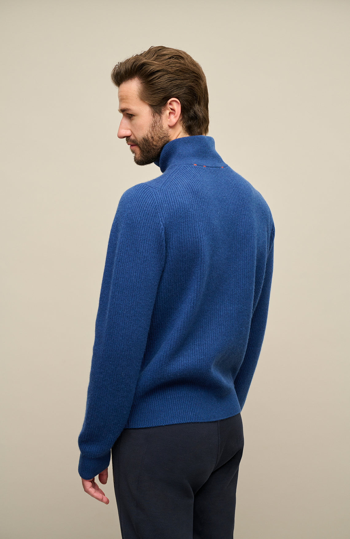 Kaschmirjacke Kirk2.0-WS in Farbe Alaskablue, Rueckansicht am Model Metallreißverschluss, elegante Herrenjacke aus hochwertigem Kaschmir von Frauenschuh