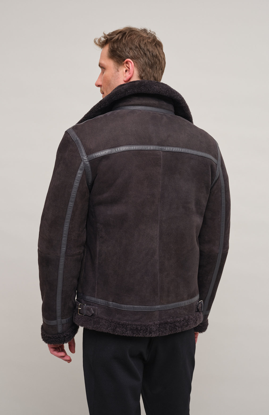 Model Rueckansicht der Herren-Lammfelljacke im Bikerstil, Modell 583694 Luis-MV, Farbe 410 Elefant"