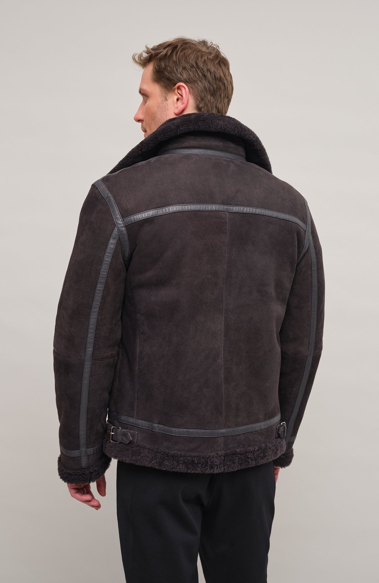 Model Rueckansicht der Herren-Lammfelljacke im Bikerstil, Modell 583694 Luis-MV, Farbe 410 Elefant"