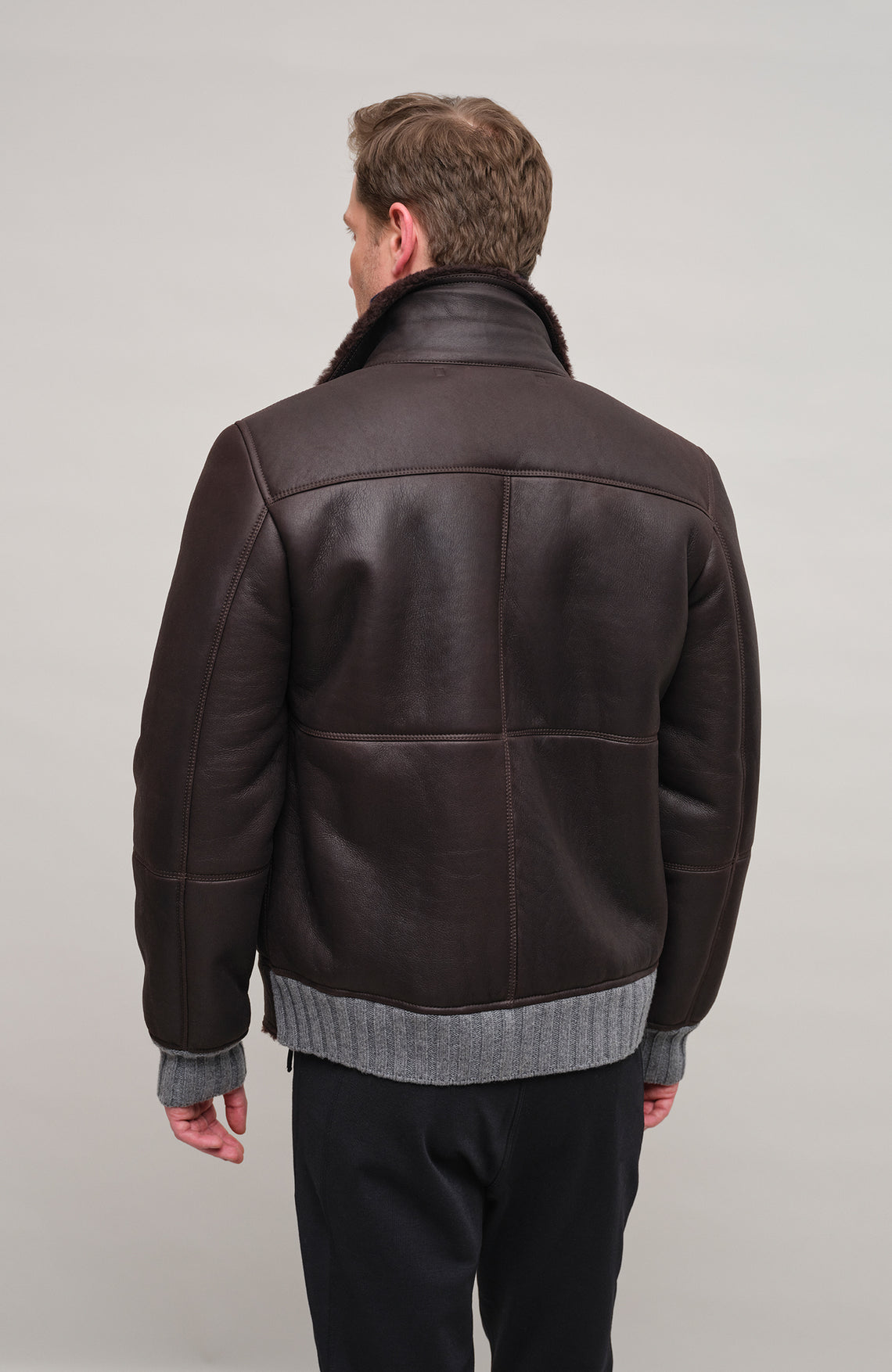 Herren-Lammfelljacke von Frauenschuh aus dunkelbraunem Nappaleder, Modell 028727 Alvin-MVN, Model Rueckansicht