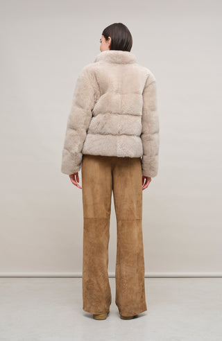 Lammfelljacke mit Daunenfüllung für Damen, Modell 725718 Alpine-SC in Nude, Rueckansicht getragen von Model – warm, stylisch und kurz geschnitten