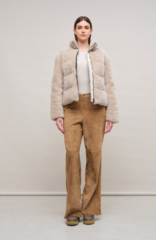 Lammfelljacke mit Daunenfüllung für Damen, Modell 725718 Alpine-SC in Nude, Vorderansicht getragen von Model – warm, stylisch und kurz geschnitten