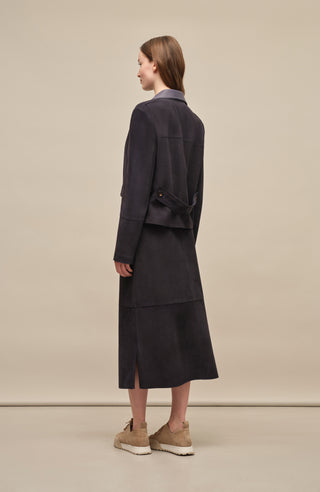 Kurzer Damen Lederblazer aus Veloursleder, Modell Lin-CV in Midnight (1630) – Model Rueckansicht