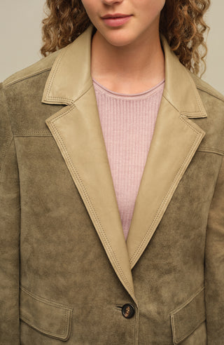 Kurzer Damen Lederblazer aus Veloursleder, Modell Lin-CV in olive (420) – Model Detailansicht