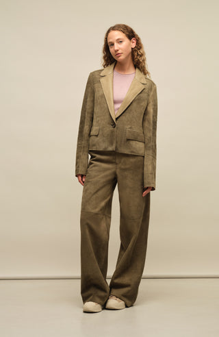 Kurzer Damen Lederblazer aus Veloursleder, Modell Lin-CV in olive (420) – Model Vorderansicht