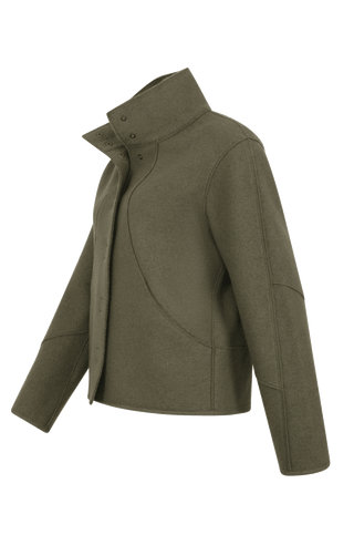 urz geschnittene Damen-Walkjacke von Frauenschuh, Modell 704129 Violet2.0-CW, Farbe 840 ivy, Seitenansicht – nachhaltig gefertigt aus mulesingfreier Schurwolle