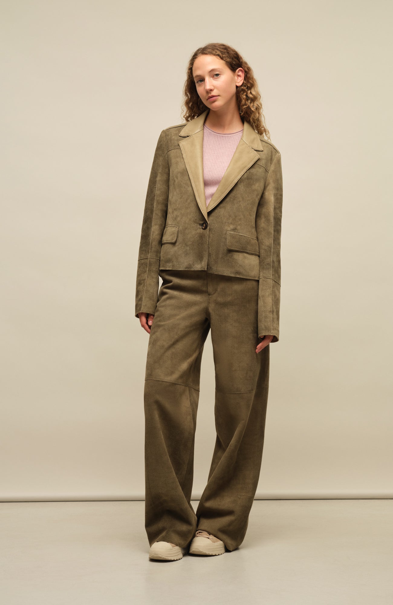 Damenhose aus Veloursleder in olivegrün – Modell Kati-CV 623693, Model Vorderansicht
