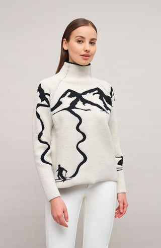 Vorderansicht eines Damenpullovers aus 100 % extrafeiner Merinowolle, Modell „Chatel-ME“ in der Farbe Grau. Die Vorderseite zeigt ein kunstvoll gestaltetes Jacquard-Motiv aus skizzierten Berglandschaften, urbanen Elementen und dynamischen Skifahrern. Das hochwertige Merinogarn – leicht, weich und angenehm auf der Haut – wird in Italien produziert und auf modernsten Maschinen verarbeitet. Die Kombination aus künstlerischem Design & technischer Strickkunst macht den Pullover besonders stilvoll