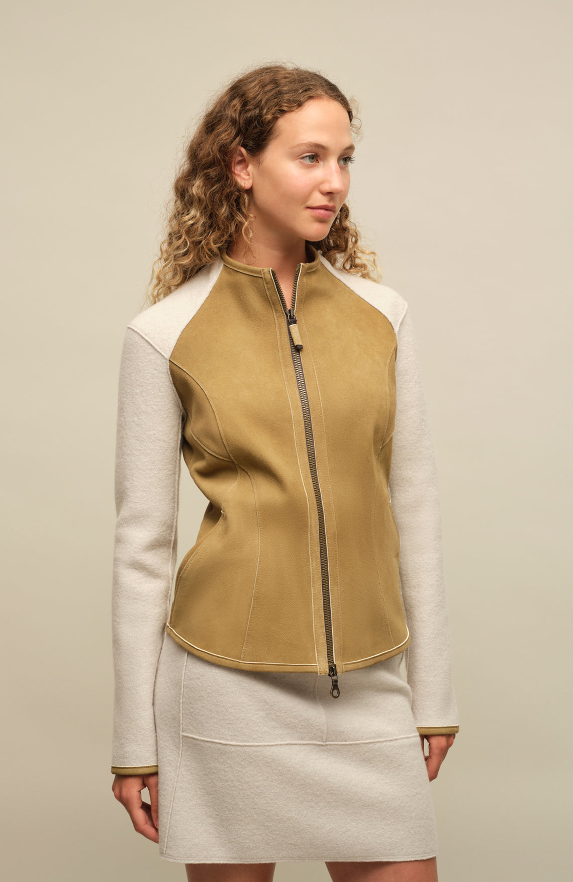 Lederjacke JoyMulti-EL mit traditionellem Walk an den Ärmeln, enganliegend, feminin und tailliert geschnitten. Leichtes Tragegefühl, offenkantige Ledernahtverarbeitung, Stehkragen, Leder-eingefasste Ärmelabschlüsse, markanter Zwei-Wege-Zipper, Seitentaschen. Leder in der Farbe hell braun, Walk in der Farbe weiß-beige. (Farbe: caramel)