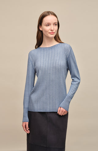 Locker geschnittener Damen-Rundhalspullover in hellblau, Modell 406601 CameliaDyed-RB- Vorderansicht Model. Weiches Material mit geripptem Saum und Ärmelbündchen.