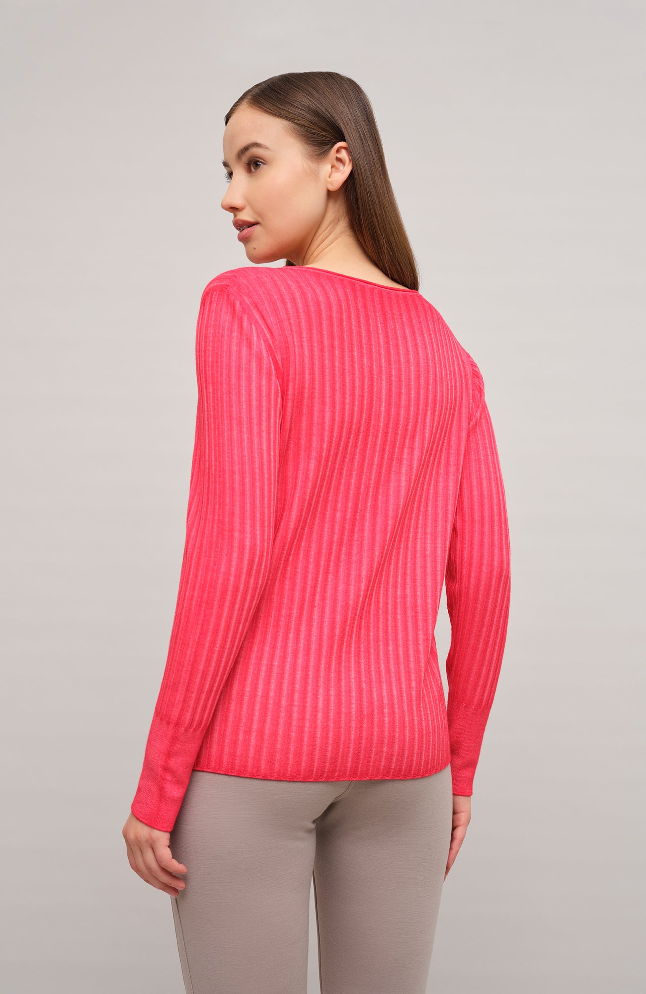 Locker geschnittener Damen-Rundhalspullover in poppy, Modell 406601 CameliaDyed-RB. Weiches Material mit geripptem Saum und Ärmelbündchen. Weiches Material mit geripptem Saum und Ärmelbündchen. Weiches Material mit geripptem Saum und Ärmelbündchen.