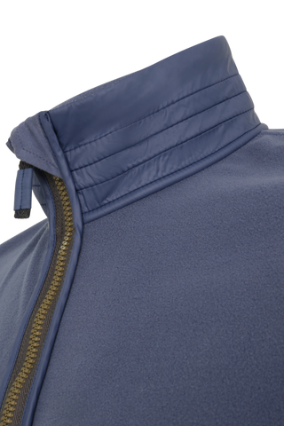 Herren Fleecejacke Modell Oliver in Alaskablau, Detailansicht– weiche, warme Jacke mit Stehkragen und Reißverschluss, ideal für Outdoor und Alltag.“
