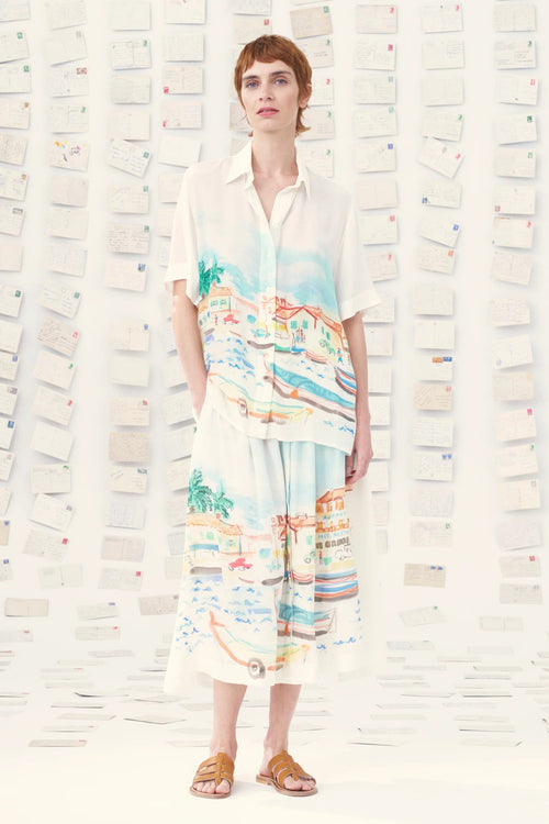 Bluse und Rock aus feinster Seide vereinen kunstvolle Aquarellmotive mit zeitloser Eleganz für einen besonderen Sommer-Look.