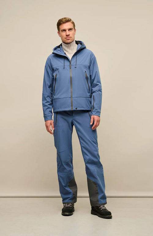 Die funktions Skijacke Albert in der Farbe denim lässt sich perfekt mit der Skihose Ken im Ton-in-Ton-Look kombinieren. Ein Outfit, das Technik, Komfort und stilvolle Performance auf der Piste mühelos vereint.