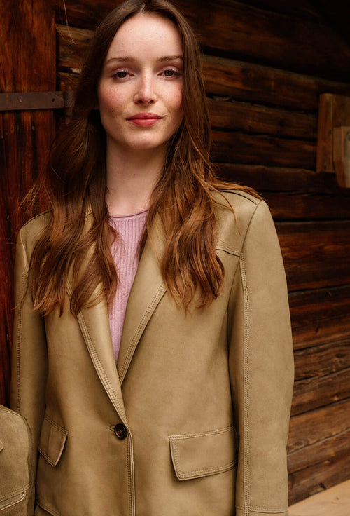 Leather that feels like a second skin: feather-light, velvety soft, and naturally treated. Free from chemical substances, tanned using chrome-free methods in family-run workshops where true craftsmanship still carries a distinctive signature.