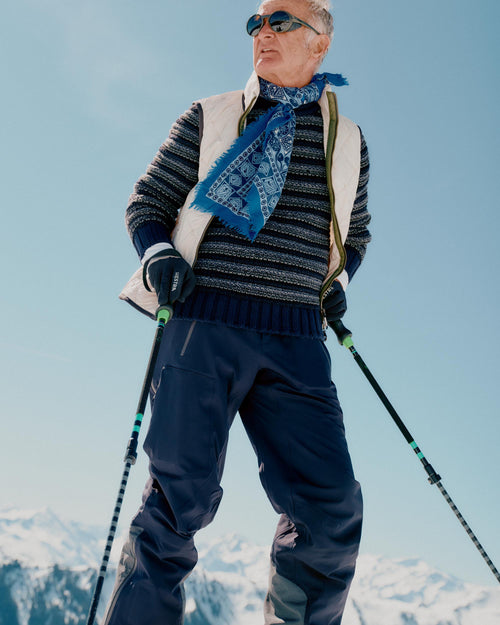 Simon Kaschmirpullover und Henri Steppweste. Auf der Piste mit Stil – entdecken Sie exklusive Sportswear, die Funktion und Eleganz vereint. Für einen souveränen Auftritt und höchsten Komfort bei jedem Schwung. 