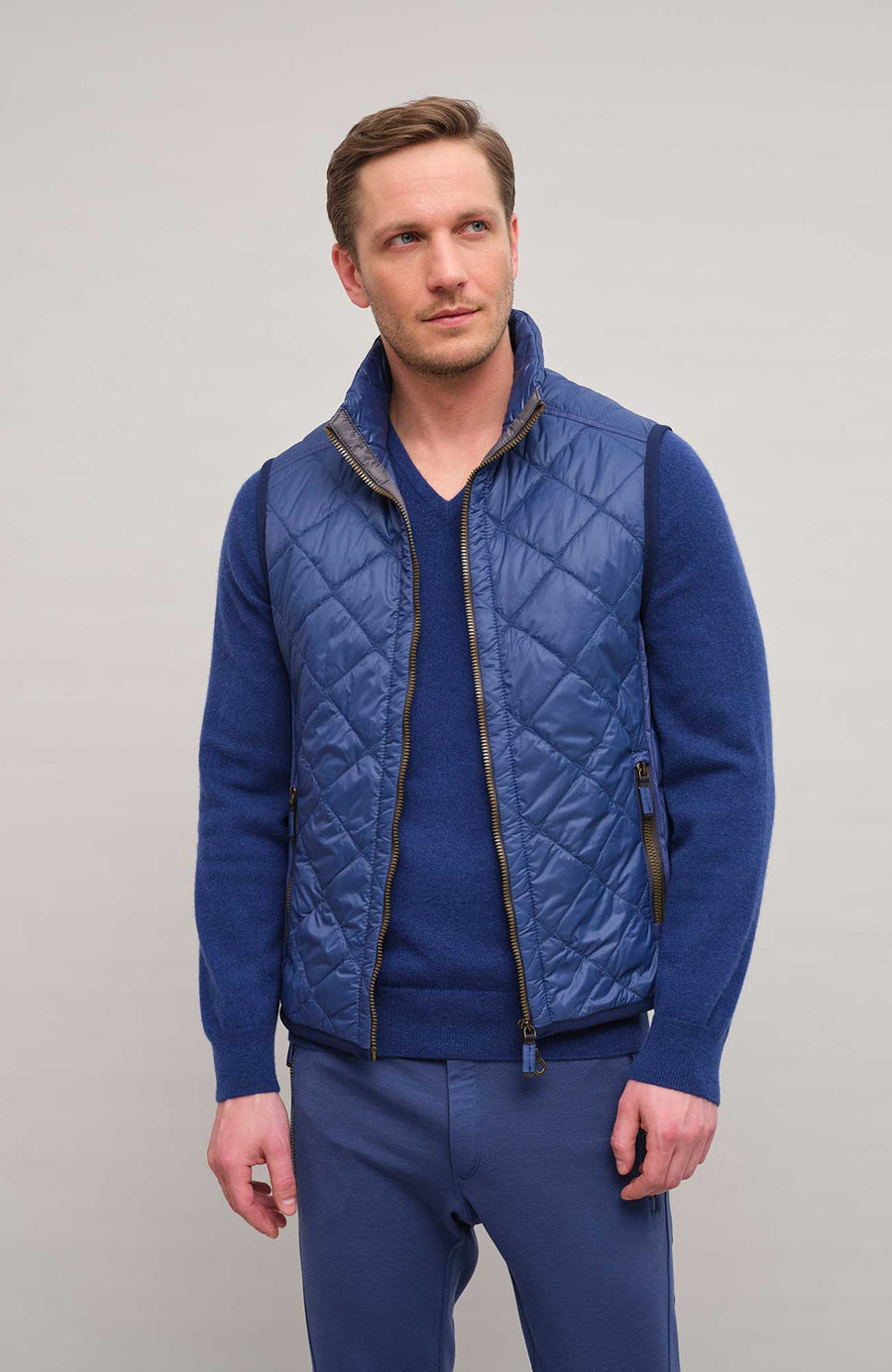 Herren-Steppweste Modell 251614 Henri-QL in der Farbe 2499 Alaska Blue, Vorderansicht am Model – hochwertige, leichte Outdoor-Weste von FRAUENSCHUH, ideal für Frühjahr und Herbst.