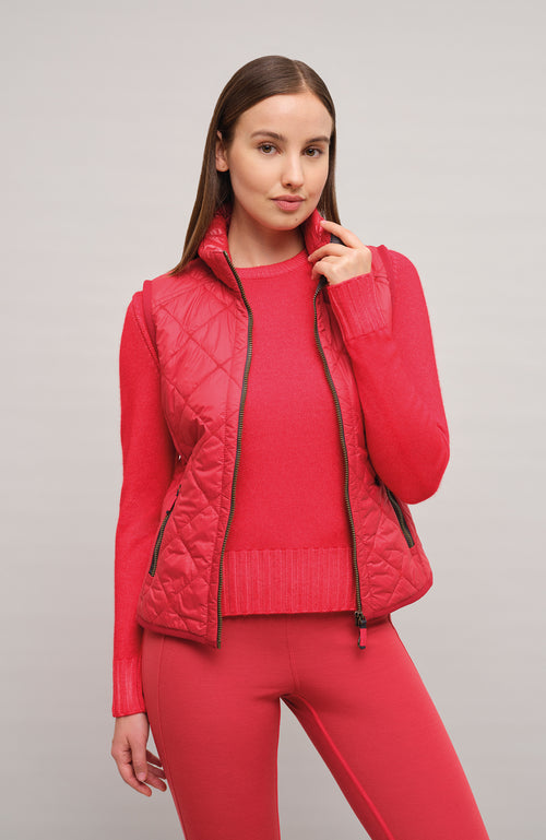 Die kurze Quiltweste Tracy in der edlen Farbe ruby lässt sich ideal mit der Hose Daphne kombinieren.