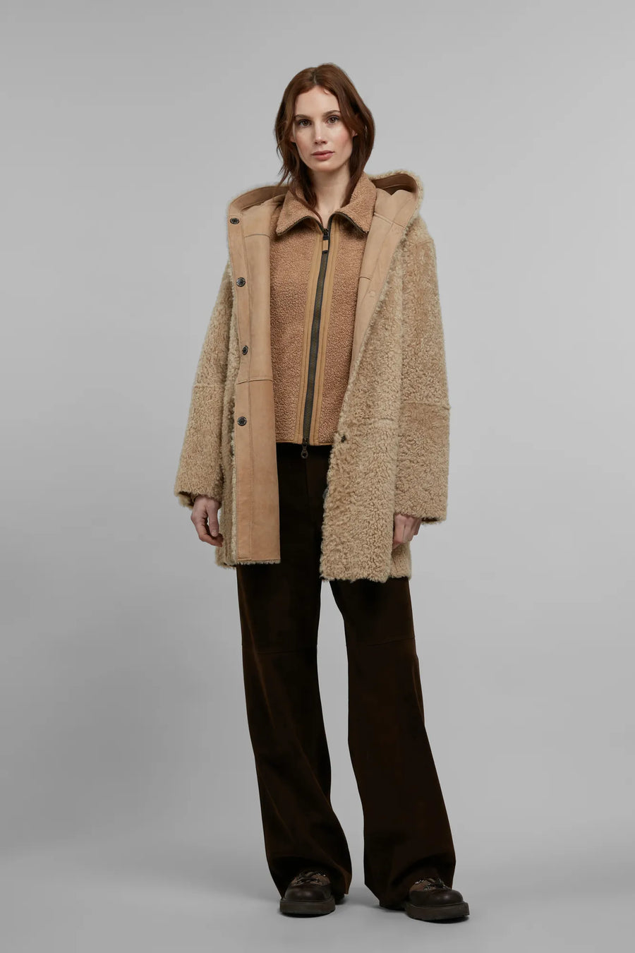 Aus ausgewählten Lammfellstücken gefertigt, wird der klassische Lammfellmantel Olivera-LL zu einem unverwechselbaren Statement, kombiniert mit der luxuriösen Cashmere-Teddyjacke Juliana-CT und der edlen Lederhose Kyla aus feinstem Babycalf.