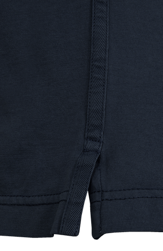 Detailansicht des Herren-Kurzarmshirts EMIL-SJ (Artikel 271606) in Dunkelblau (Farbe 163-0 Midnight) – zeigt die feine Struktur des weichen Materials, klassischer Rundhalsausschnitt und hochwertige Verarbeitung, ideal als vielseitiges Basic-Shirt für Alltag und Freizeit