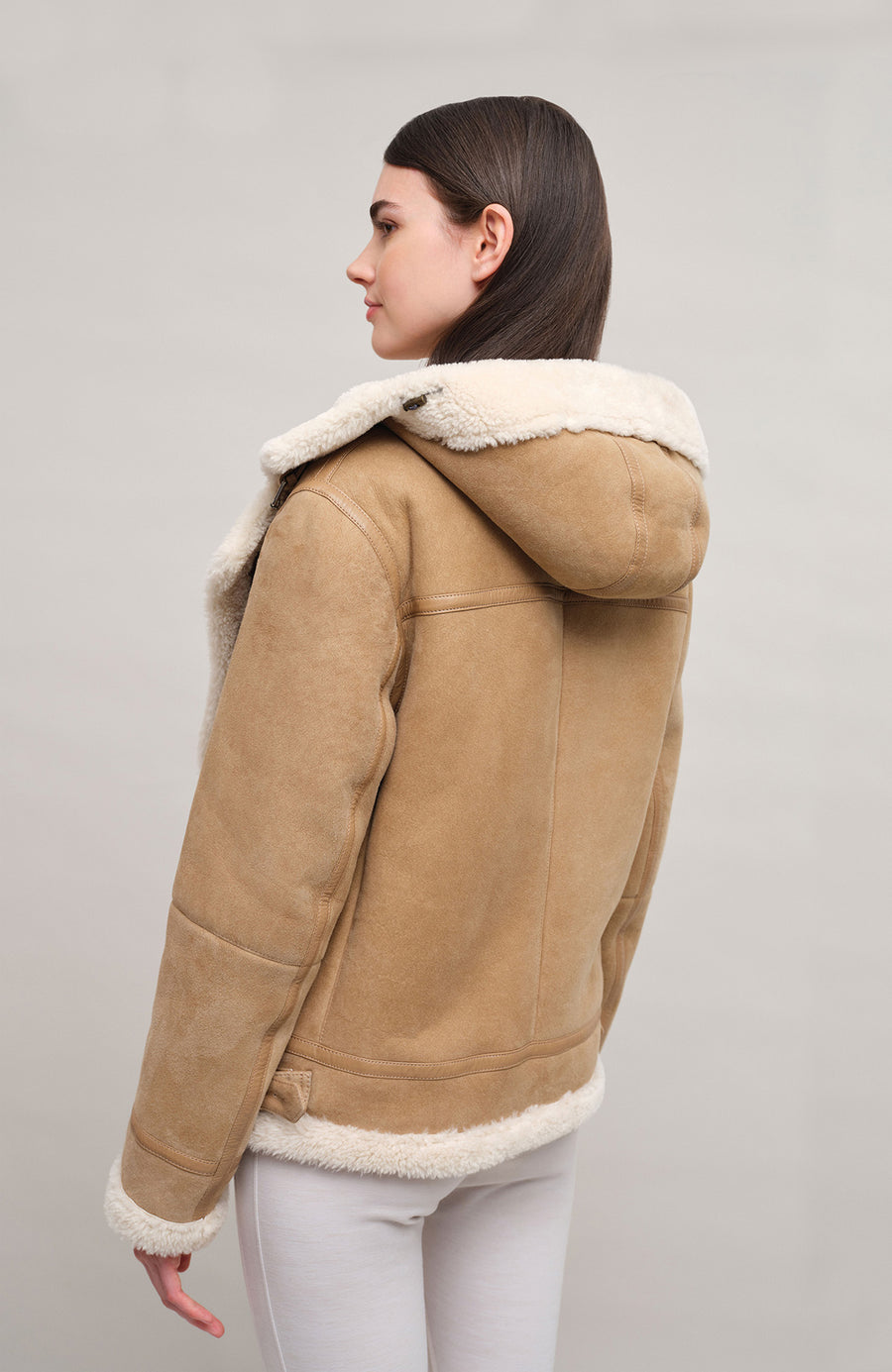 Bikerjacke aus Lammfell in der Farbe camel (Modell 727694_Norah-MV), Model Rueckansicht– markante Silhouette mit sichtbarer Rückenpasse und klassischen Biker-Details.