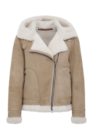 Bikerjacke aus Lammfell in der Farbe camel (Modell 727694_Norah-MV), Vorderansicht – markante Silhouette mit sichtbarer Rückenpasse und klassischen Biker-Details.