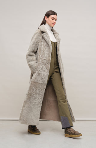 Bodenlanger Damen Lammfellmantel Modell 738393 Johanna Long LL in savanna , Vorderansicht Model, gerade Passform, wendbar mit Glattleder außen und lockigem Fell innen, Reverskragen