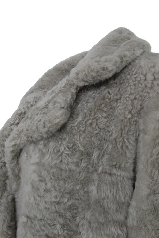Bodenlanger Damen Lammfellmantel Modell 738393 Johanna Long LL in Sesame, Detailansicht, gerade Passform, wendbar mit Glattleder außen und lockigem Fell innen, Reverskragen