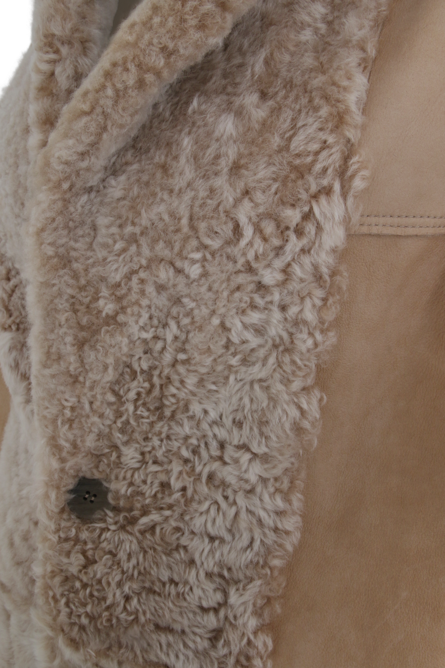 Bodenlanger Damen Lammfellmantel Modell 738393 Johanna Long LL in Sesame, Detailansicht gerade Passform, wendbar mit Glattleder außen und lockigem Fell innen, Reverskragen