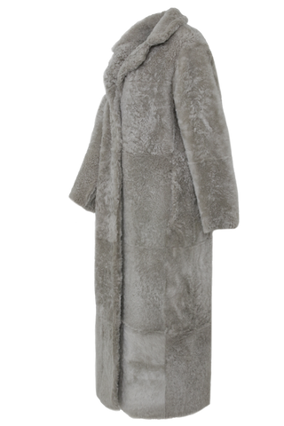 Bodenlanger Damen Lammfellmantel Modell 738393 Johanna Long LL in Sesame, Seitenansicht, gerade Passform, wendbar mit Glattleder außen und lockigem Fell innen, Reverskragen