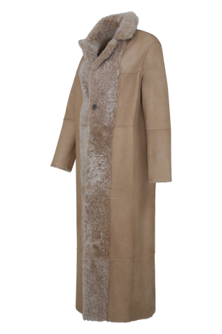 Bodenlanger Damen Lammfellmantel Modell 738393 Johanna Long LL in Sesame, Seitenansicht Lederseite, gerade Passform, wendbar mit Glattleder außen und lockigem Fell innen, Reverskragen