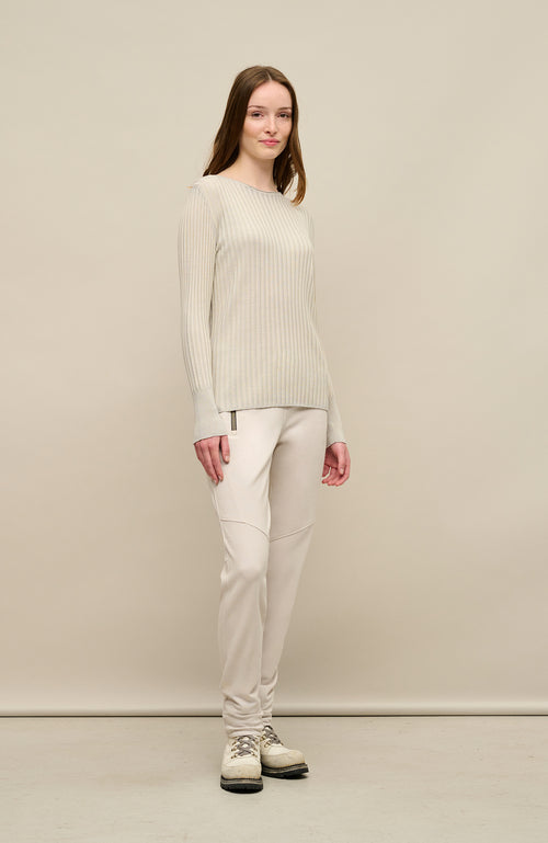 A touch of luxury on the skin – the cashmere-silk sweater Camelia Dyed meets the understated elegance of the Clio pants. Subtle, refined, timeless.