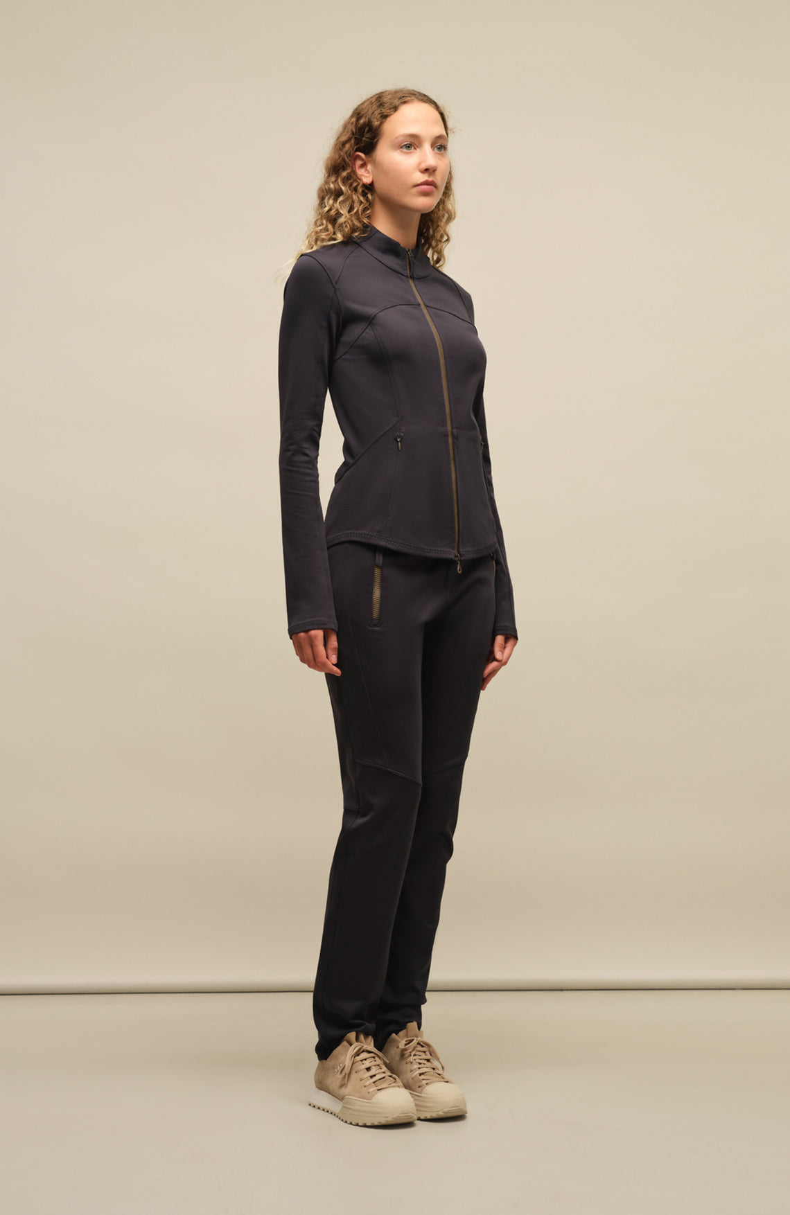 Model-Seitenansicht der Damen-Stretchhose Clio-NP in Dunkelblau (Farbe 1630 Midnight) – sportliche Freizeithose mit elastischem Bund und schmaler Passform, aus weichem Stretchmaterial von Frauenschuh, ideal für entspannte Freizeitlooks im Frühling und Sommer