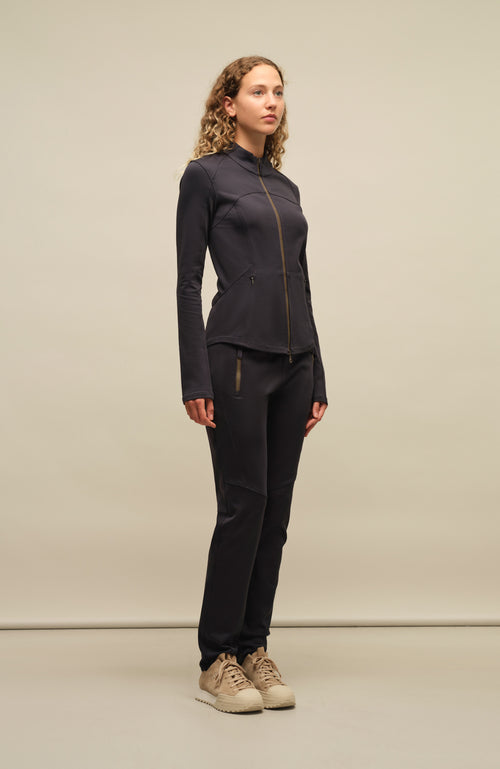 Model-Seitenansicht der Damen-Stretchhose Clio-NP in Dunkelblau (Farbe 1630 Midnight) – sportliche Freizeithose mit elastischem Bund und schmaler Passform, aus weichem Stretchmaterial von Frauenschuh, ideal für entspannte Freizeitlooks im Frühling und Sommer