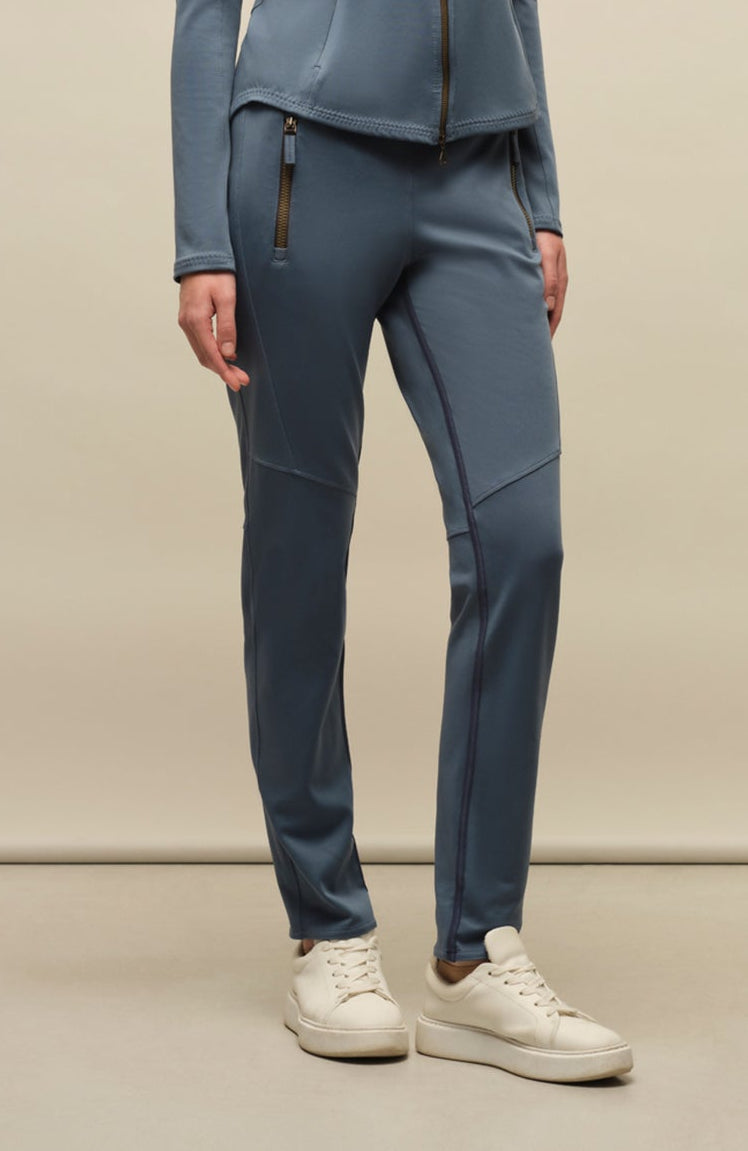 Model-Vorderansicht der Damen-Stretchhose Clio-NP in Denim-Blau (Farbe 2090 Denim) – sportlich-elegante Freizeithose von Frauenschuh mit elastischem Bund und schmaler Passform, aus weichem Stretchmaterial, ideal für Alltag und Freizeit im Frühling und Sommer