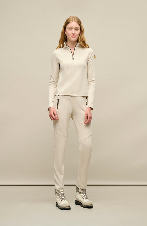 Model-Vorderansicht der Damen-Stretchhose Clio-NP in Sandstein (Farbe 2350 Sandstone) – sportliche Freizeithose von Frauenschuh, mit elastischem Bund und schmaler Passform, aus weichem Stretchmaterial, ideal für entspannte Freizeitlooks im Frühling und Sommer