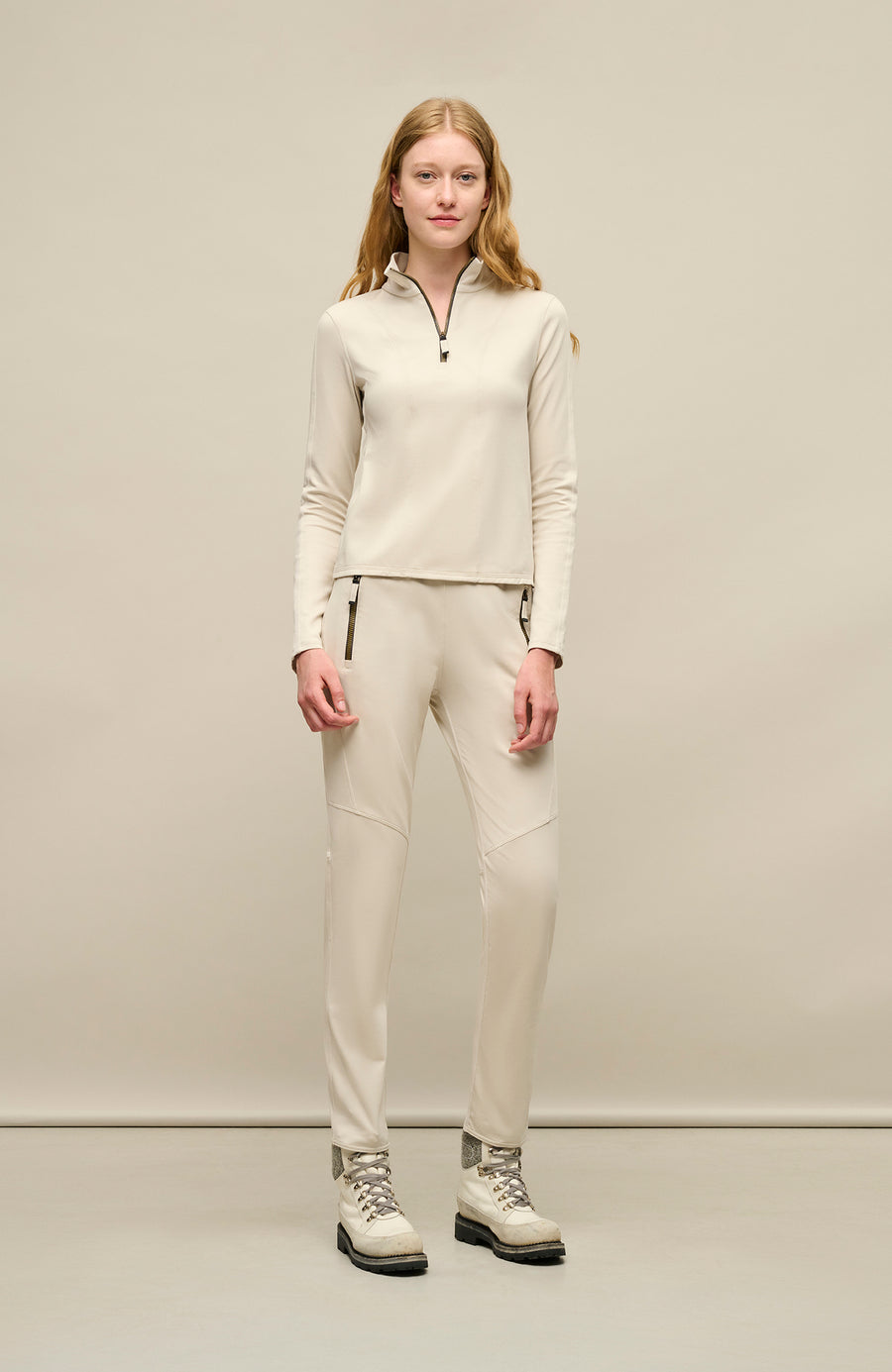 Model-Vorderansicht der Damen-Stretchhose Clio-NP in Sandstein (Farbe 2350 Sandstone) – sportliche Freizeithose von Frauenschuh, mit elastischem Bund und schmaler Passform, aus weichem Stretchmaterial, ideal für entspannte Freizeitlooks im Frühling und Sommer