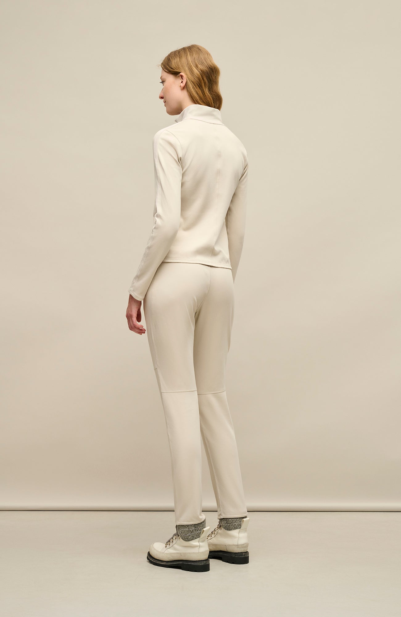 Model-Rückansicht der Damen-Stretchhose Clio-NP in Sandstein (Farbe 2350 Sandstone) – sportliche Freizeithose von Frauenschuh, mit elastischem Bund und schmaler Passform, aus weichem Stretchmaterial, perfekt für entspannte Freizeitlooks im Frühling und Sommer