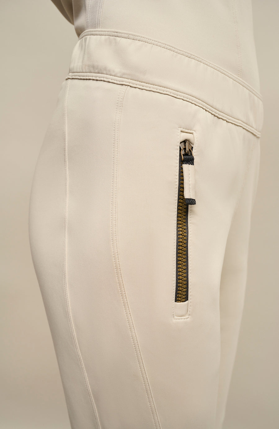 Detailansicht der Damen-Stretchhose Clio-NP in Sandstein (Farbe 2350 Sandstone) – zeigt das weiche Stretchmaterial, den elastischen Bund und die schmale Passform der sportlichen Freizeithose von Frauenschuh, ideal für bequeme und entspannte Freizeitoutfits im Frühling und Sommer