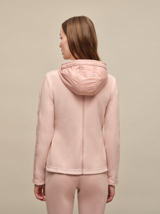 Damenjacke von Frauenschuh, Modell Rania-BF 163-0 in Dustyrose -rose –  Model Rückansicht, leichte Jacke für Frühling und Sommer, stilvoll und funktional für Alltag und Freizeit.