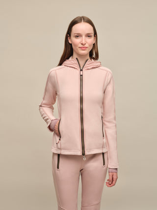 Damenjacke von Frauenschuh, Modell Rania-BF in Dustyrose -rose –  Model Vorderansicht, leichte Jacke für Frühling und Sommer, stilvoll und funktional für Alltag und Freizeit.