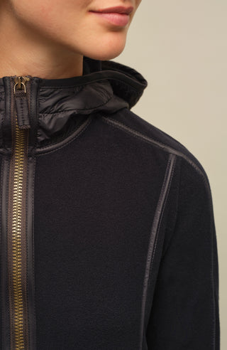 Damenjacke von Frauenschuh, Modell Rania-BF 163-0 in Midnight Blau –  Model Detailansicht, leichte Jacke für Frühling und Sommer, stilvoll und funktional für Alltag und Freizeit.