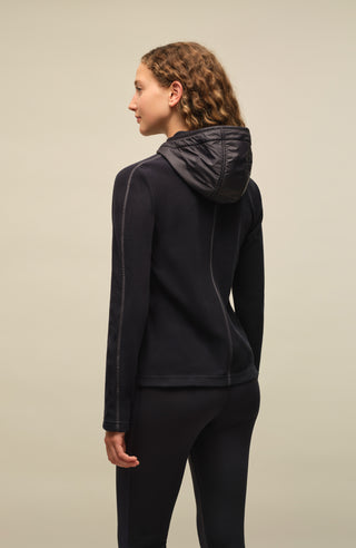 Damenjacke von Frauenschuh, Modell Rania-BF 163-0 in Midnight Blau –  Model Rückansicht, leichte Jacke für Frühling und Sommer, stilvoll und funktional für Alltag und Freizeit.