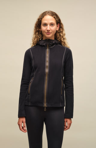 Damenjacke von Frauenschuh, Modell Rania-BF 163-0 in Midnight Blau –  Model Vorderansicht, leichte Jacke für Frühling und Sommer, stilvoll und funktional für Alltag und Freizeit.