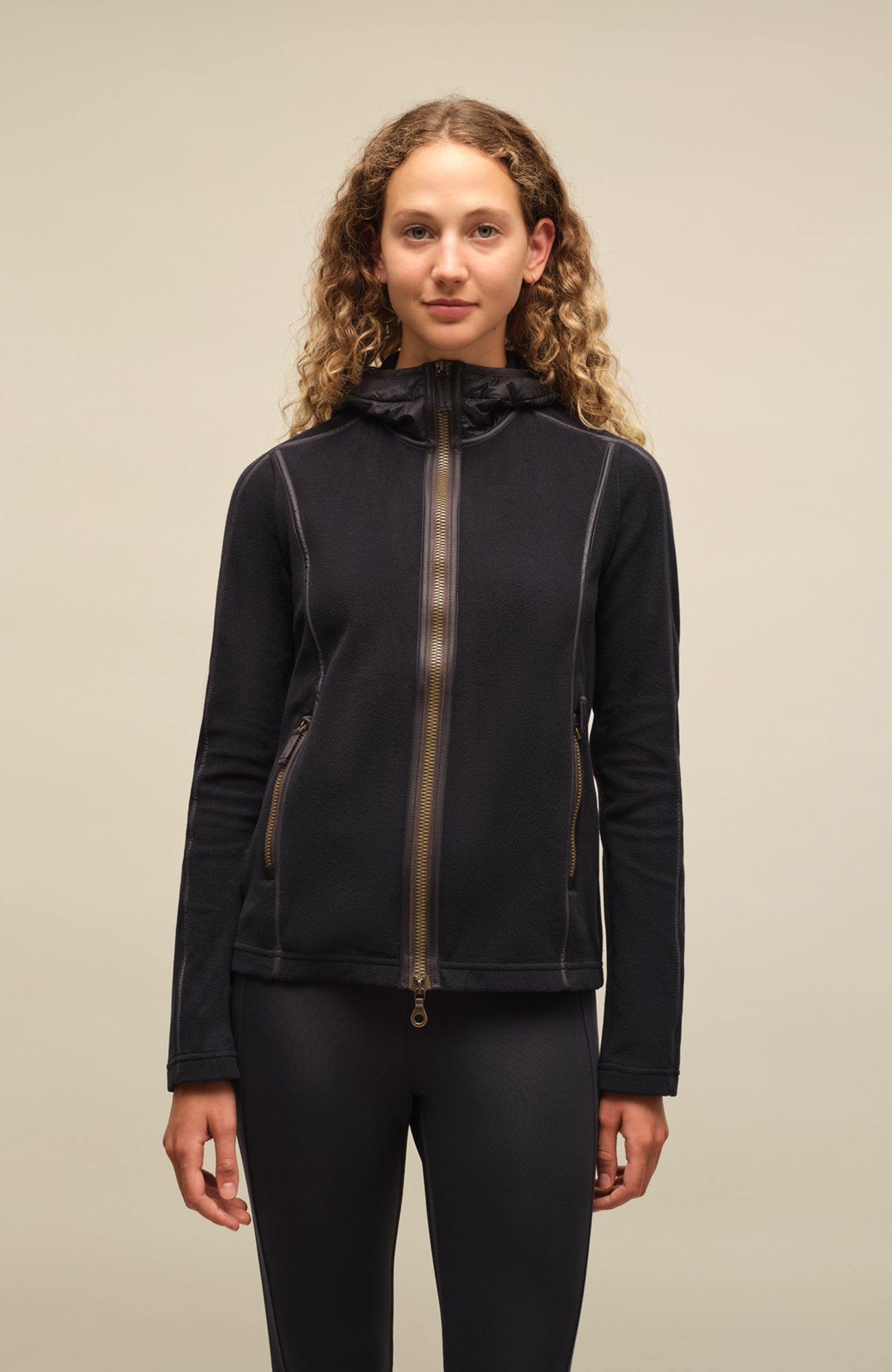Damenjacke von Frauenschuh, Modell Rania-BF 163-0 in Midnight Blau –  Model Vorderansicht, leichte Jacke für Frühling und Sommer, stilvoll und funktional für Alltag und Freizeit.