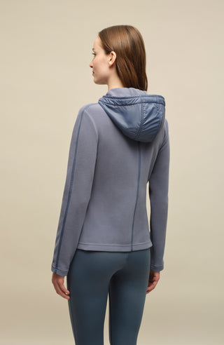 Damenjacke von Frauenschuh, Modell Rania-BF- denim blau –  Model Rückansicht leichte Jacke für Frühling und Sommer, stilvoll und funktional für Alltag und Freizeit.