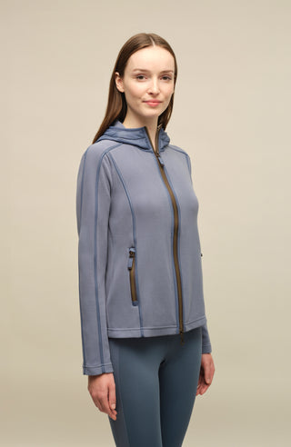 Damenjacke von Frauenschuh, Modell Rania-BF- denim blau –  Model Vorderansicht, leichte Jacke für Frühling und Sommer, stilvoll und funktional für Alltag und Freizeit.