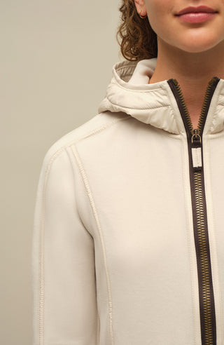 Damenjacke von Frauenschuh, Modell Rania-BF in Sandstone beige –  Model Detailansicht, leichte Jacke für Frühling und Sommer, stilvoll und funktional für Alltag und Freizeit.